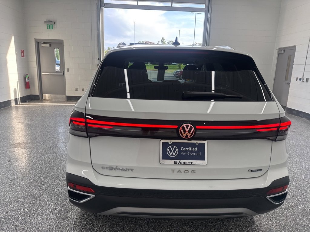 Certified 2025 Volkswagen Taos SE image 3
