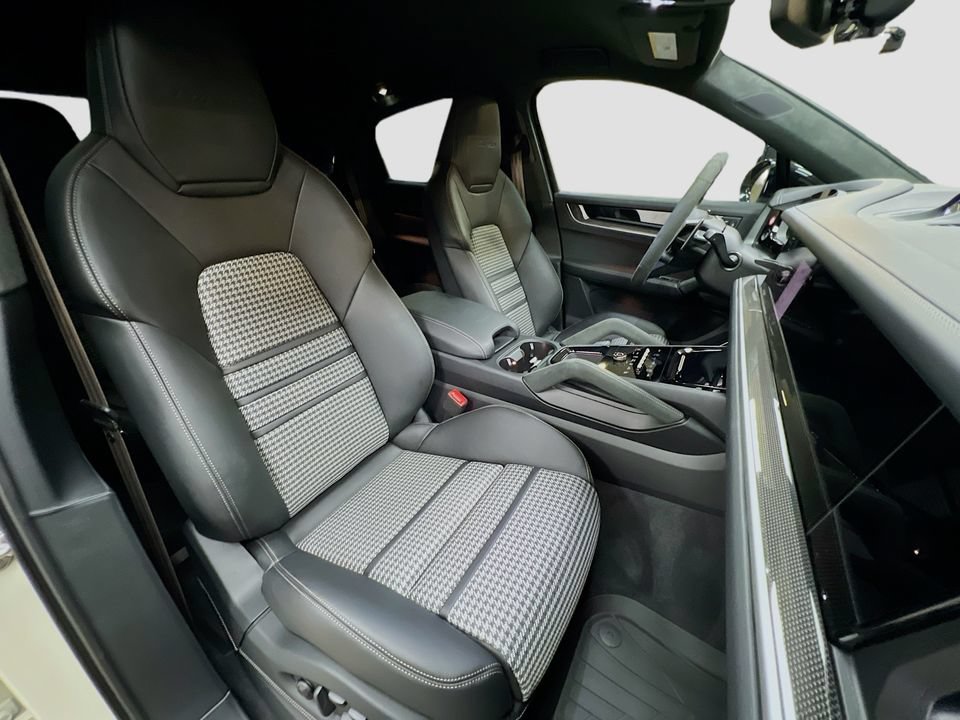Certified 2026 Porsche Cayenne Turbo AWD/4WD image 29
