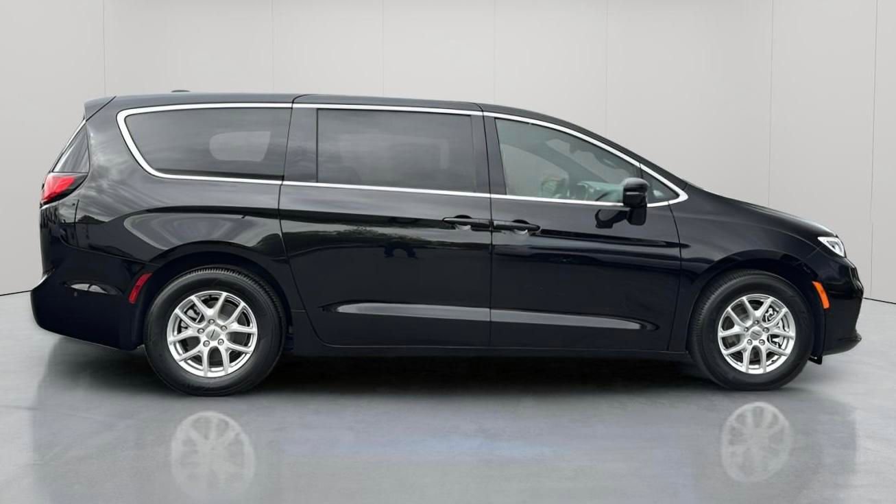 New 2025 Chrysler Pacifica Select image 5