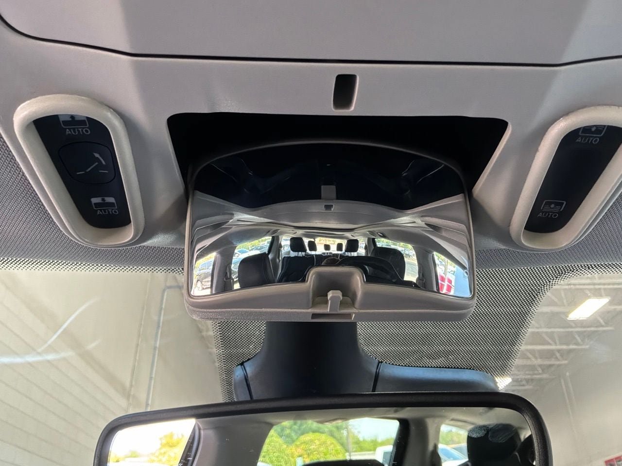 Used 2023 Chrysler Pacifica Limited FWD image 24