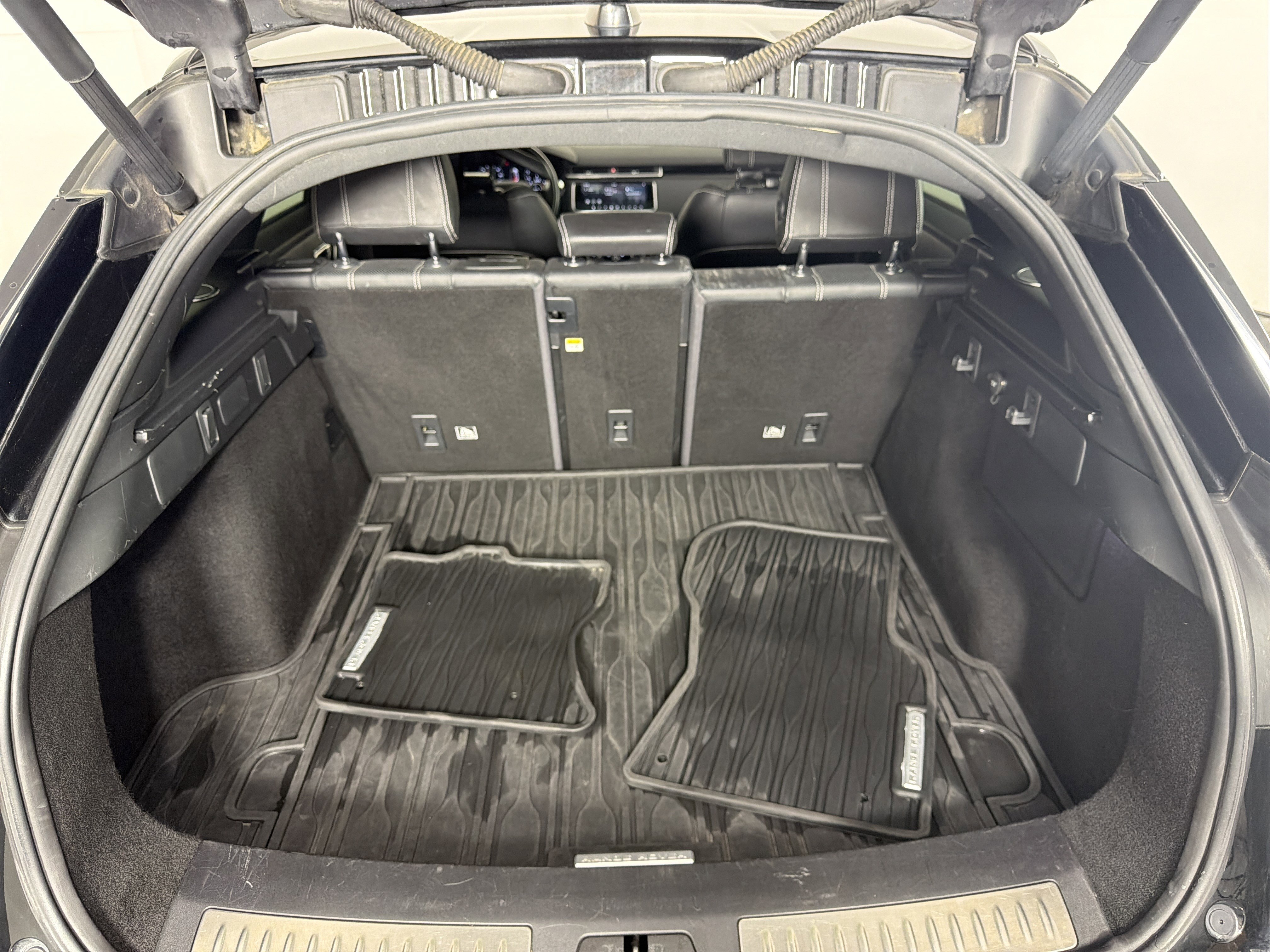 Used 2019 Land Rover Range Rover Velar R-Dynamic SE AWD/4WD image 7