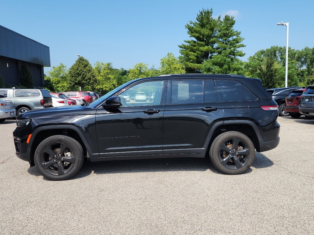 Used 2023 Jeep Grand Cherokee Limited w/ Black Appearance Package AWD/4WD image 4