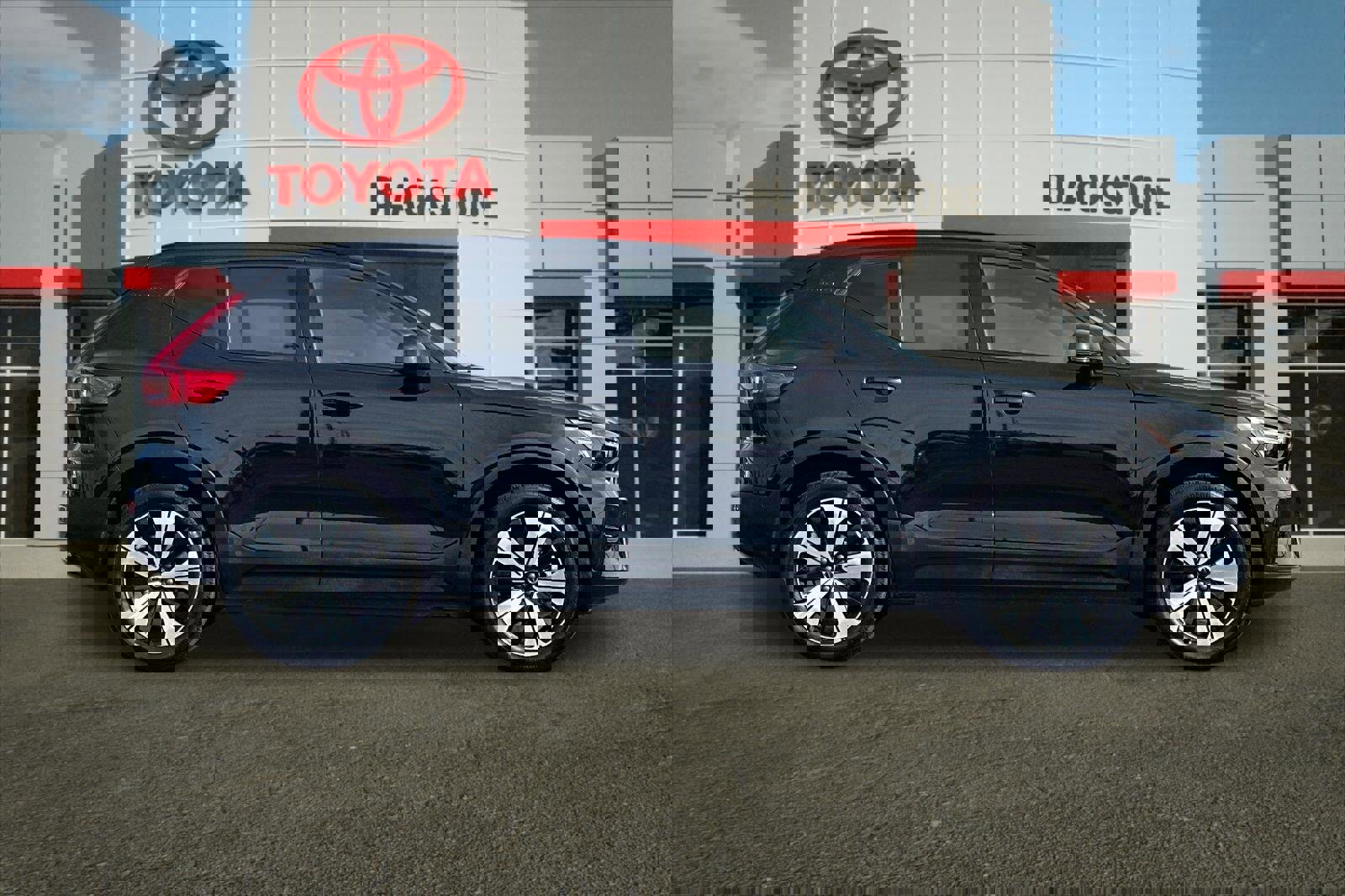 Used 2023 Volvo XC40 Recharge Plus image 2