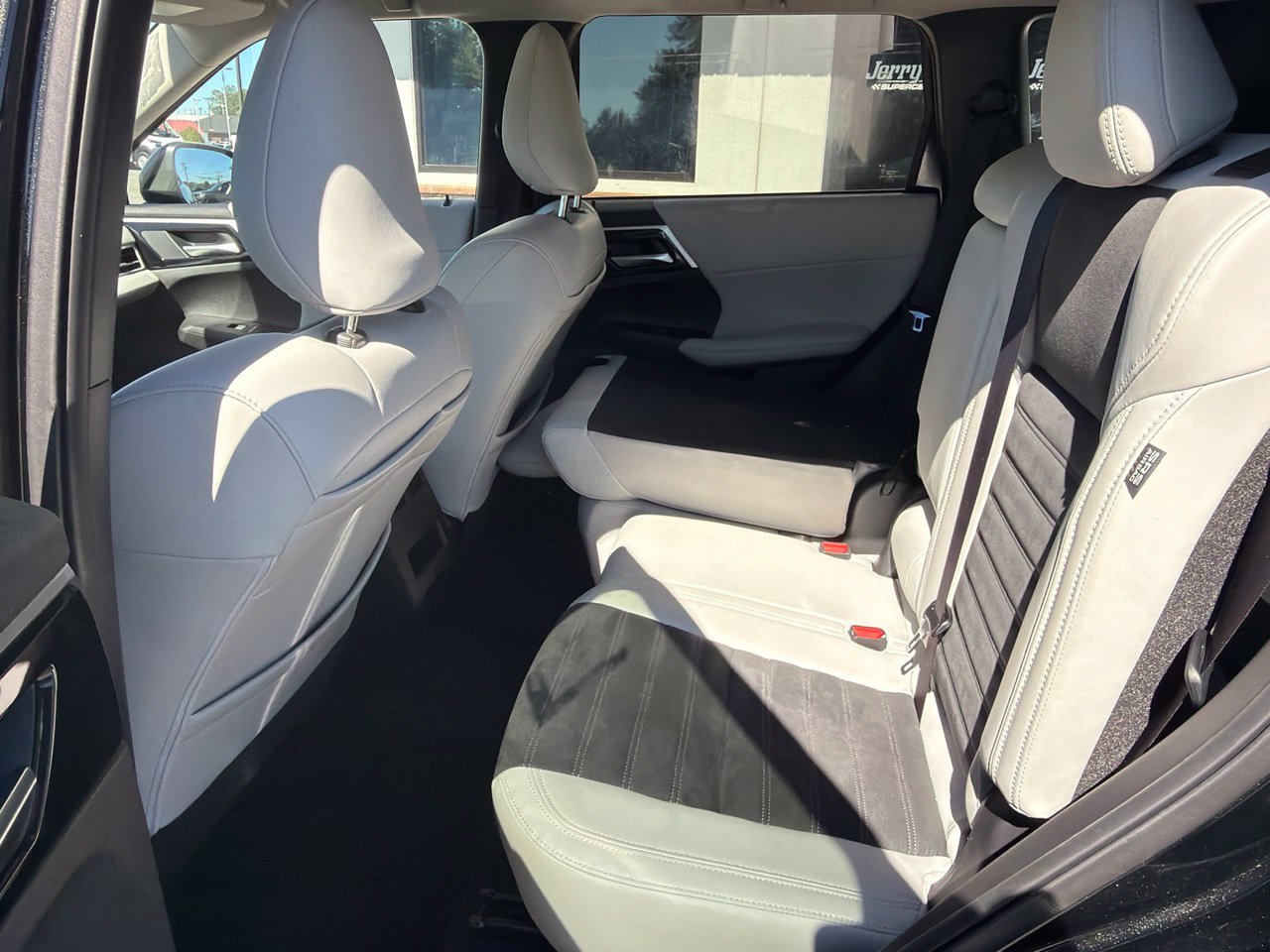 Used 2025 Mitsubishi Outlander SE FWD image 5