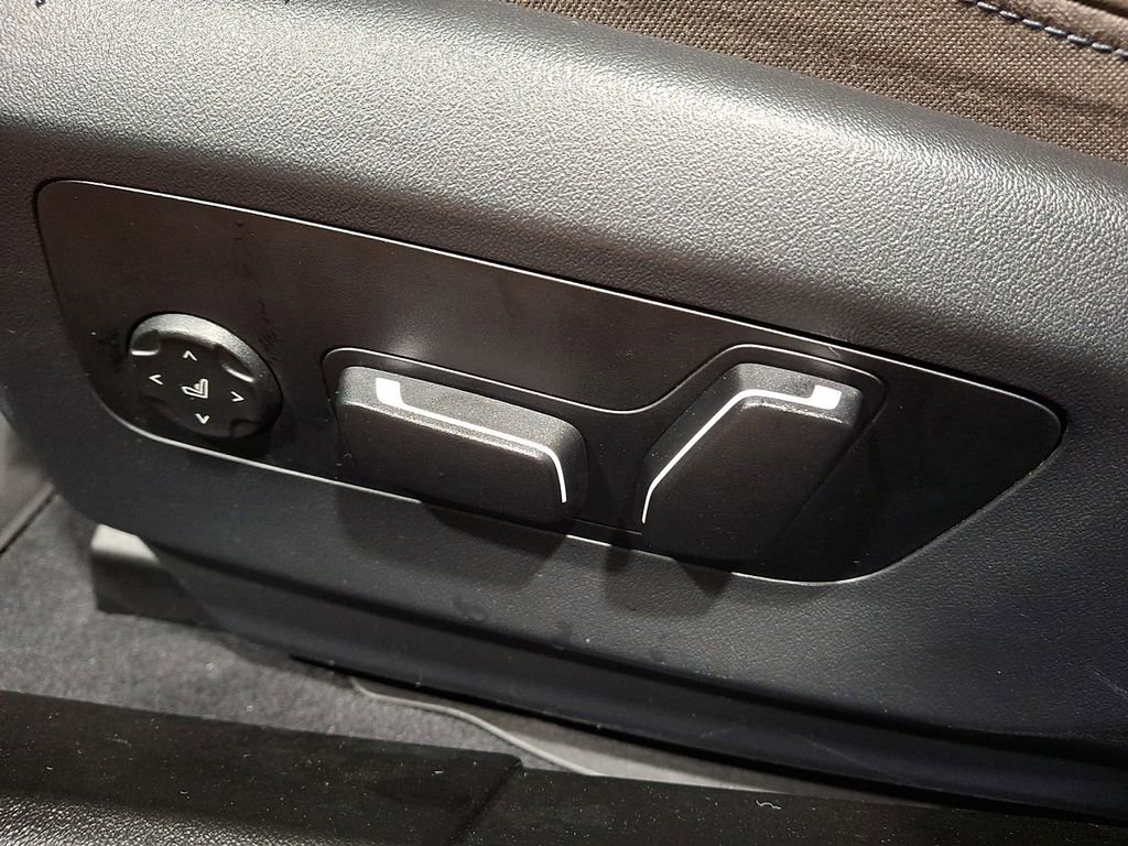 Used 2025 BMW 530i xDrive w/ M Sport Package image 11