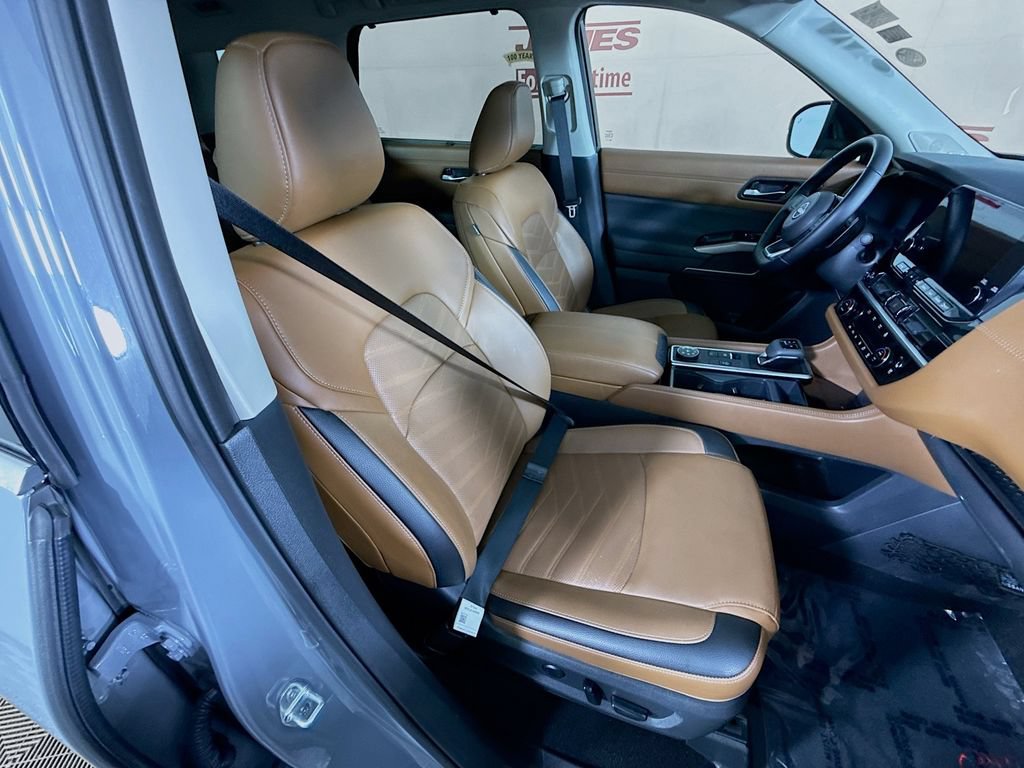 Certified 2025 Nissan Pathfinder Platinum AWD/4WD image 36