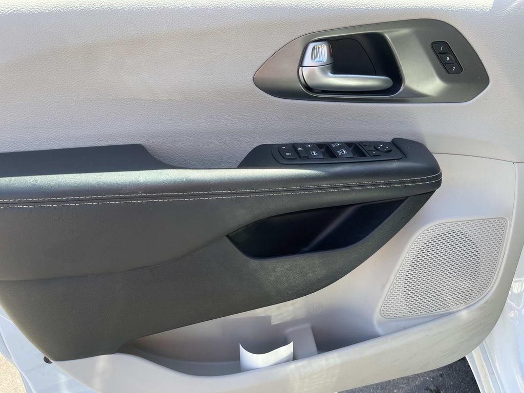 Used 2024 Chrysler Pacifica Touring-L FWD image 14