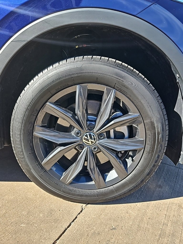 Certified 2024 Volkswagen Tiguan SE w/ Panoramic Sunroof Package image 9