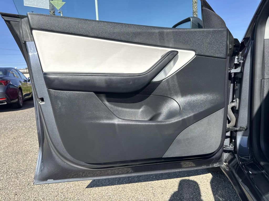 Used 2021 Tesla Model Y Long Range image 17
