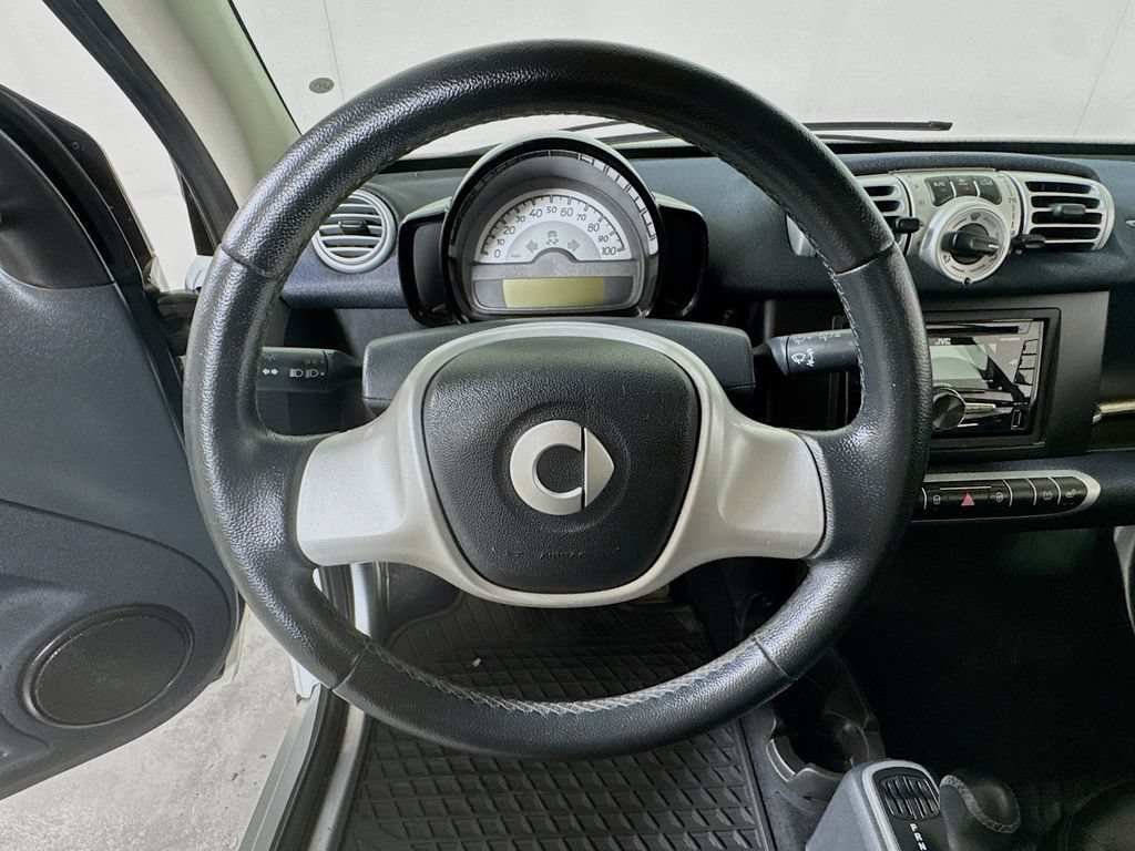 Used 2014 smart fortwo pure RWD image 9