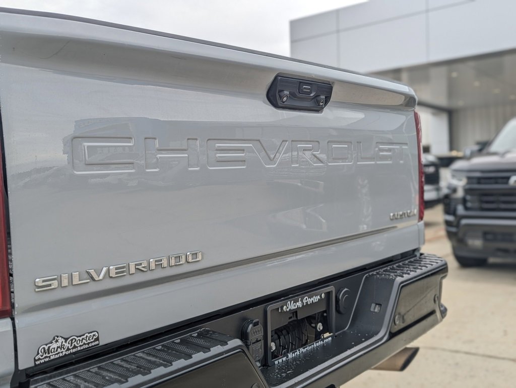 Used 2025 Chevrolet Silverado 2500 Custom w/ Custom Value Package image 10