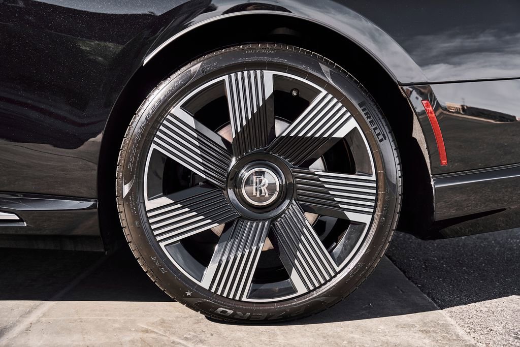 Used 2025 Rolls-Royce Spectre w/ Spectre Launch Package image 19