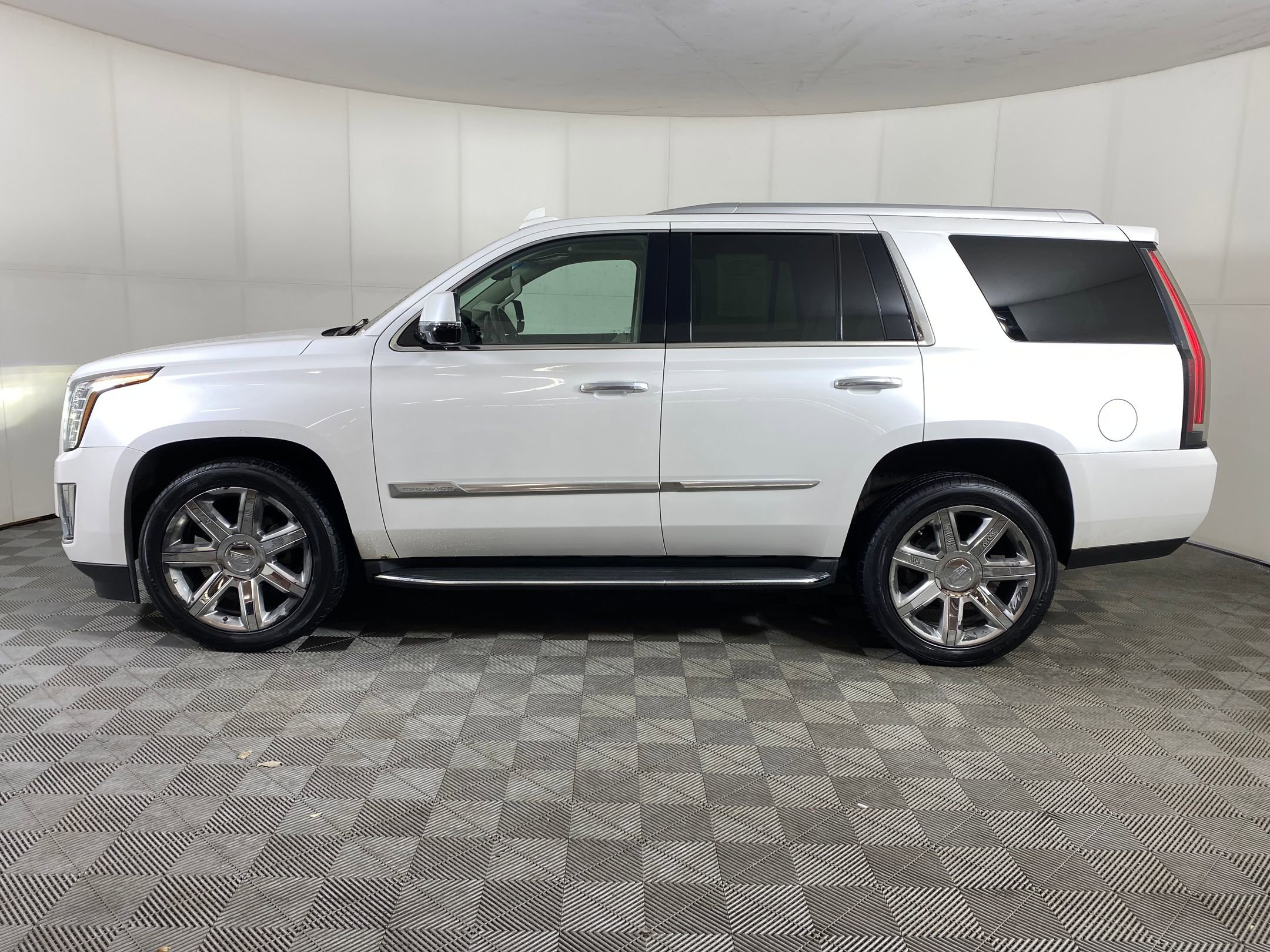 Used 2016 Cadillac Escalade Luxury image 2