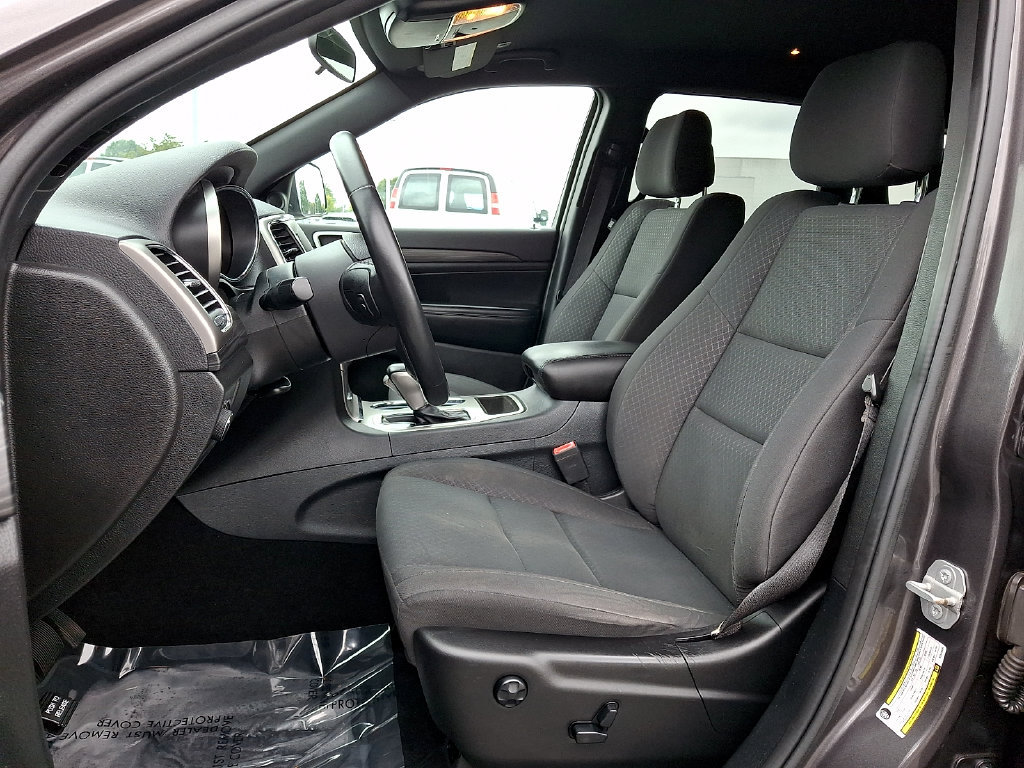 Used 2019 Jeep Grand Cherokee Laredo AWD/4WD image 13