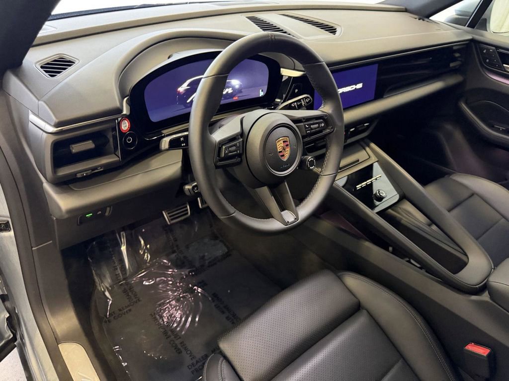 Certified 2025 Porsche Macan 4S Electric AWD/4WD image 4