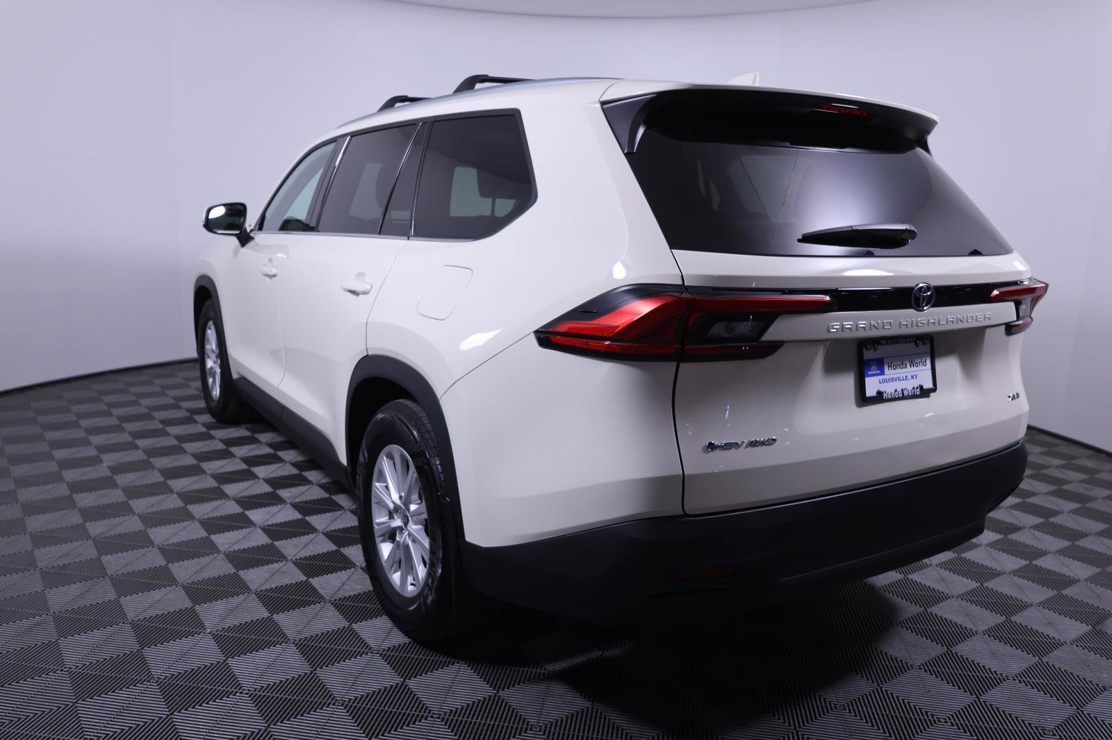 Used 2024 Toyota Grand Highlander XLE image 7