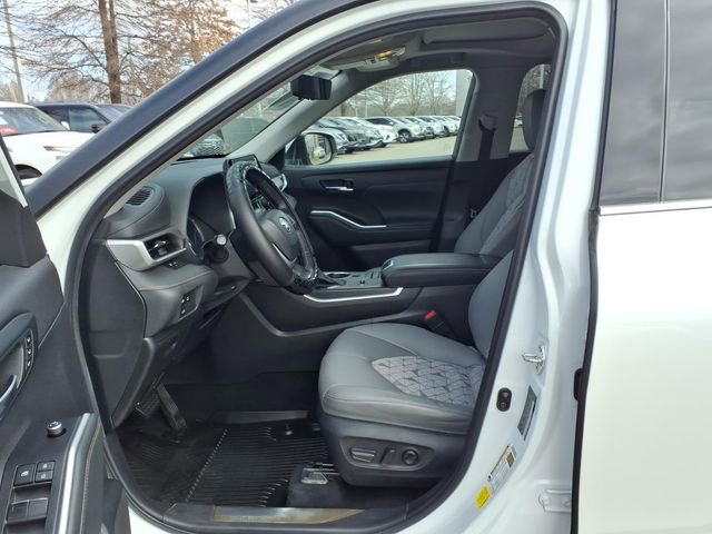 Used 2022 Toyota Highlander Bronze Edition image 4