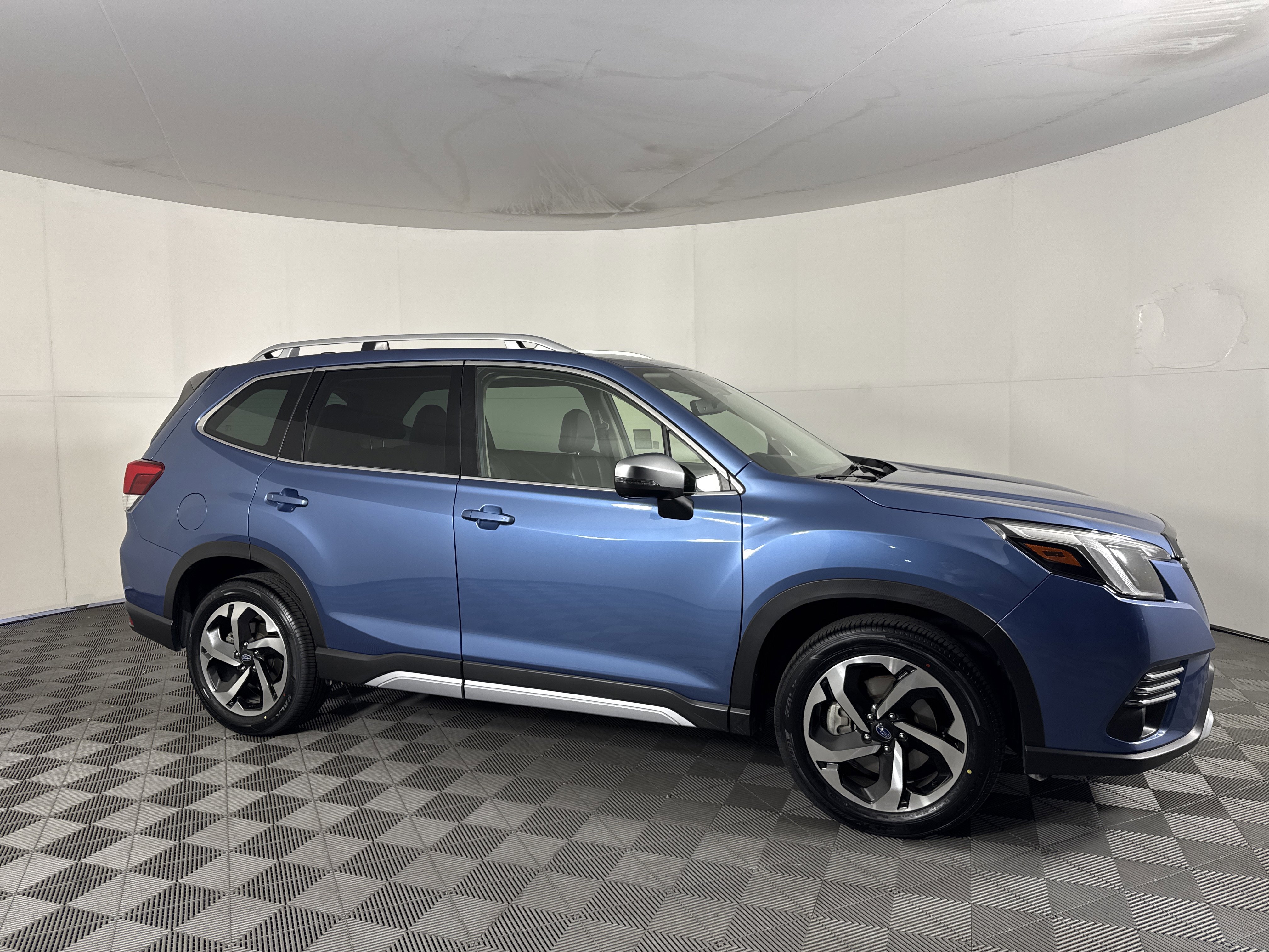 Used 2024 Subaru Forester Touring AWD/4WD image 2