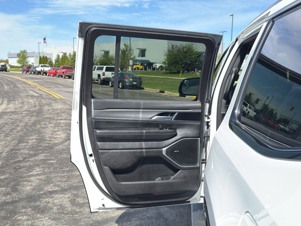 Used 2024 Jeep Wagoneer Series II AWD/4WD image 38
