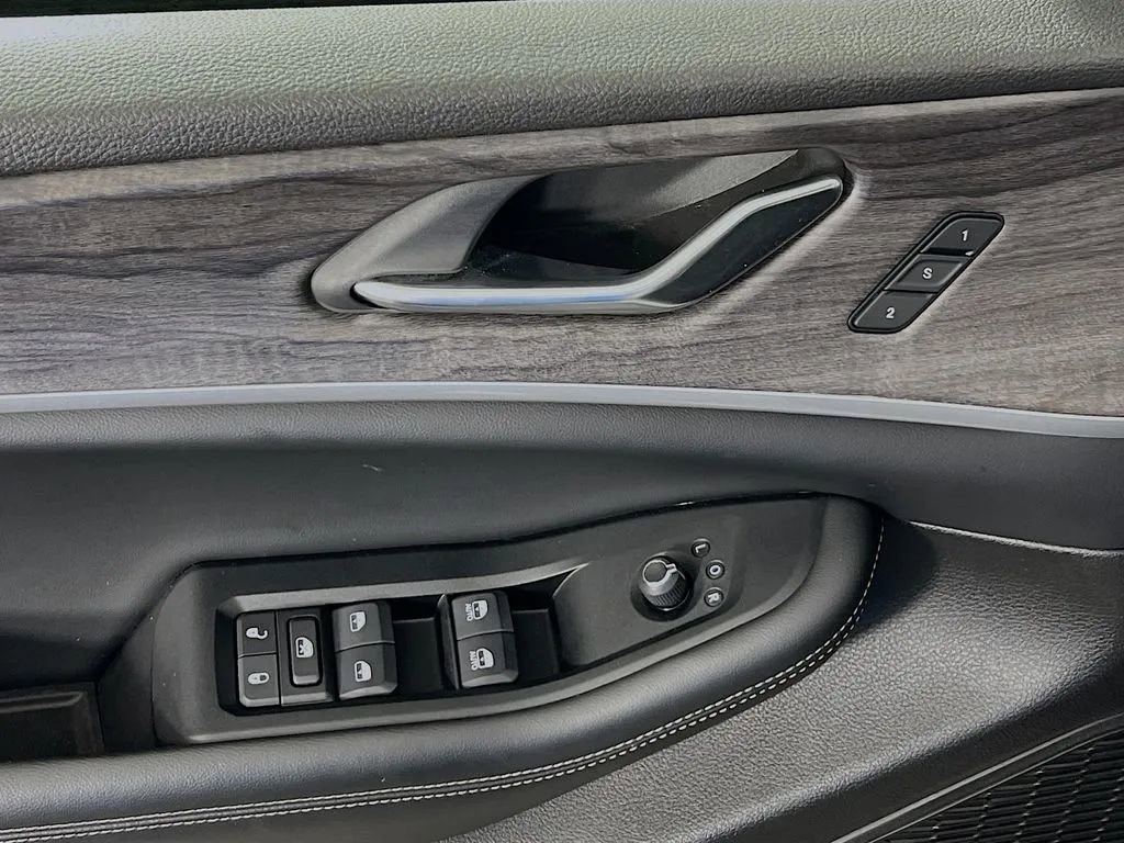 Used 2024 Jeep Grand Cherokee Limited AWD/4WD image 19