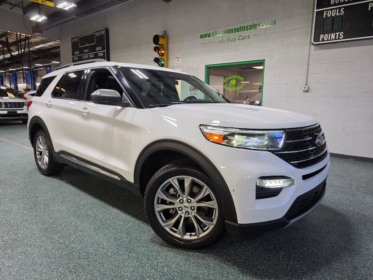 Used 2020 Ford Explorer XLT w/ Equipment Group 202A AWD/4WD image 14