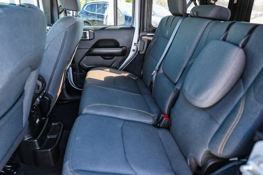 Used 2024 Jeep Wrangler Unlimited Sahara AWD/4WD image 9