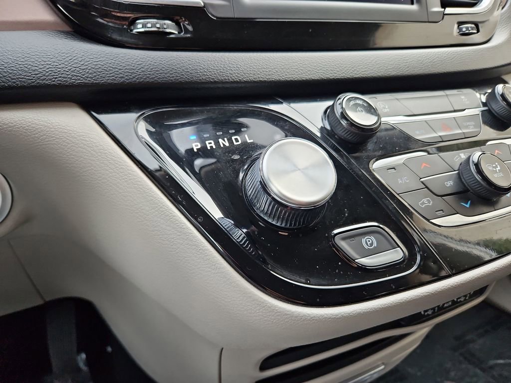 Used 2023 Chrysler Voyager LX image 16