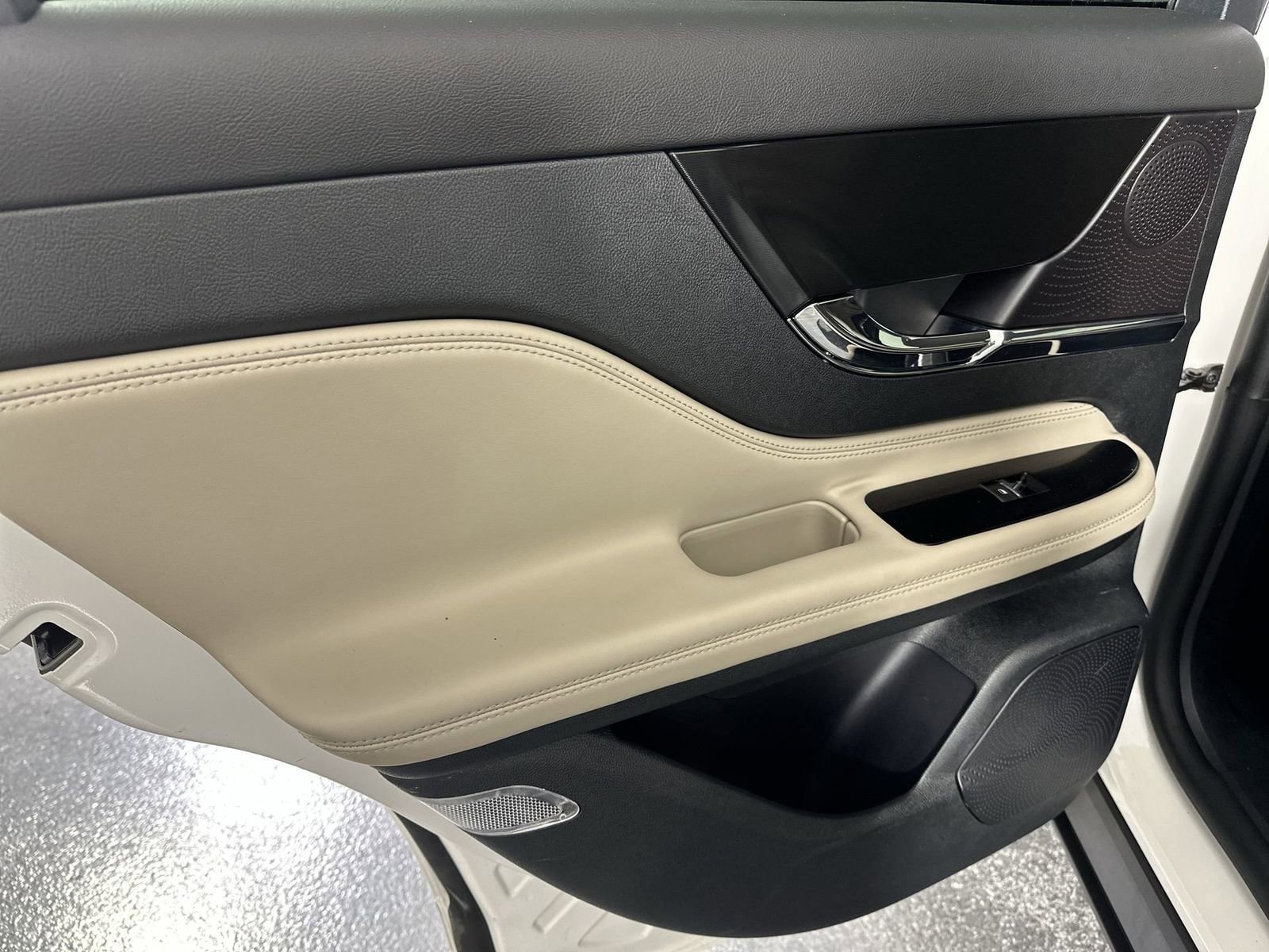 Used 2025 Lincoln Corsair FWD w/ Equipment Group 101A image 34