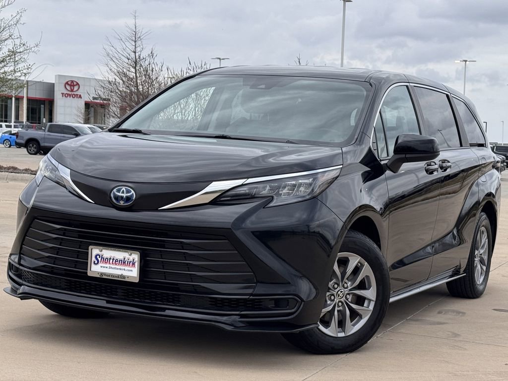 Used 2024 Toyota Sienna LE image 2
