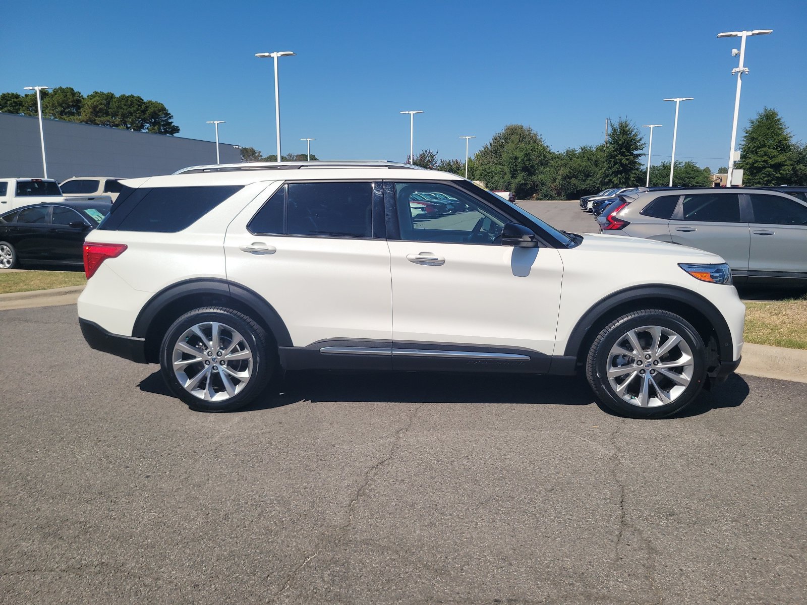 Used 2021 Ford Explorer Platinum w/ Equipment Group 601A AWD/4WD image 2