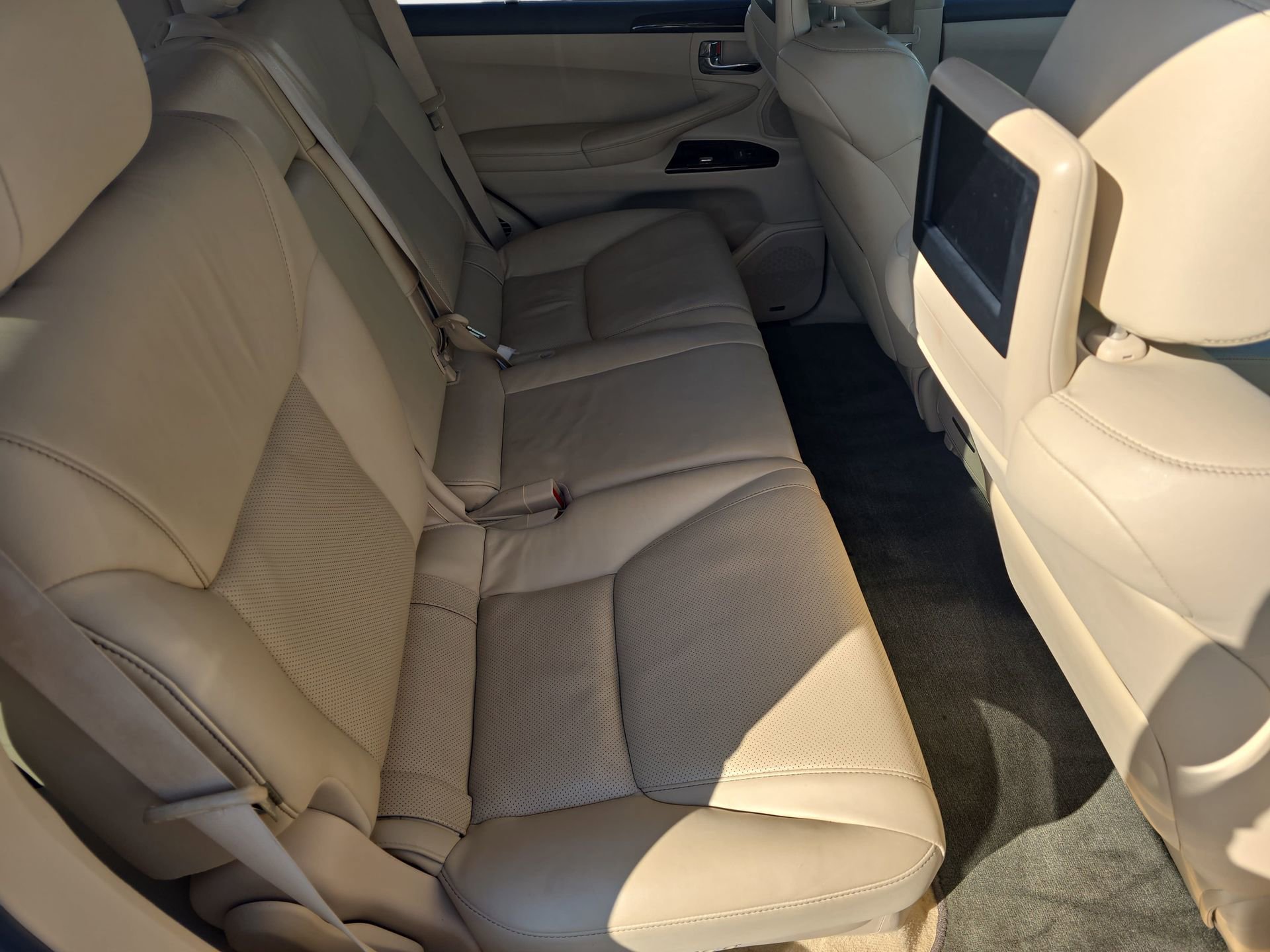 Used 2015 Lexus LX 570 4WD w/ Luxury Package image 11