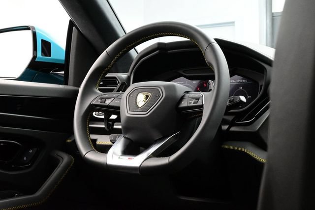 Used 2025 Lamborghini Urus SE AWD/4WD image 21