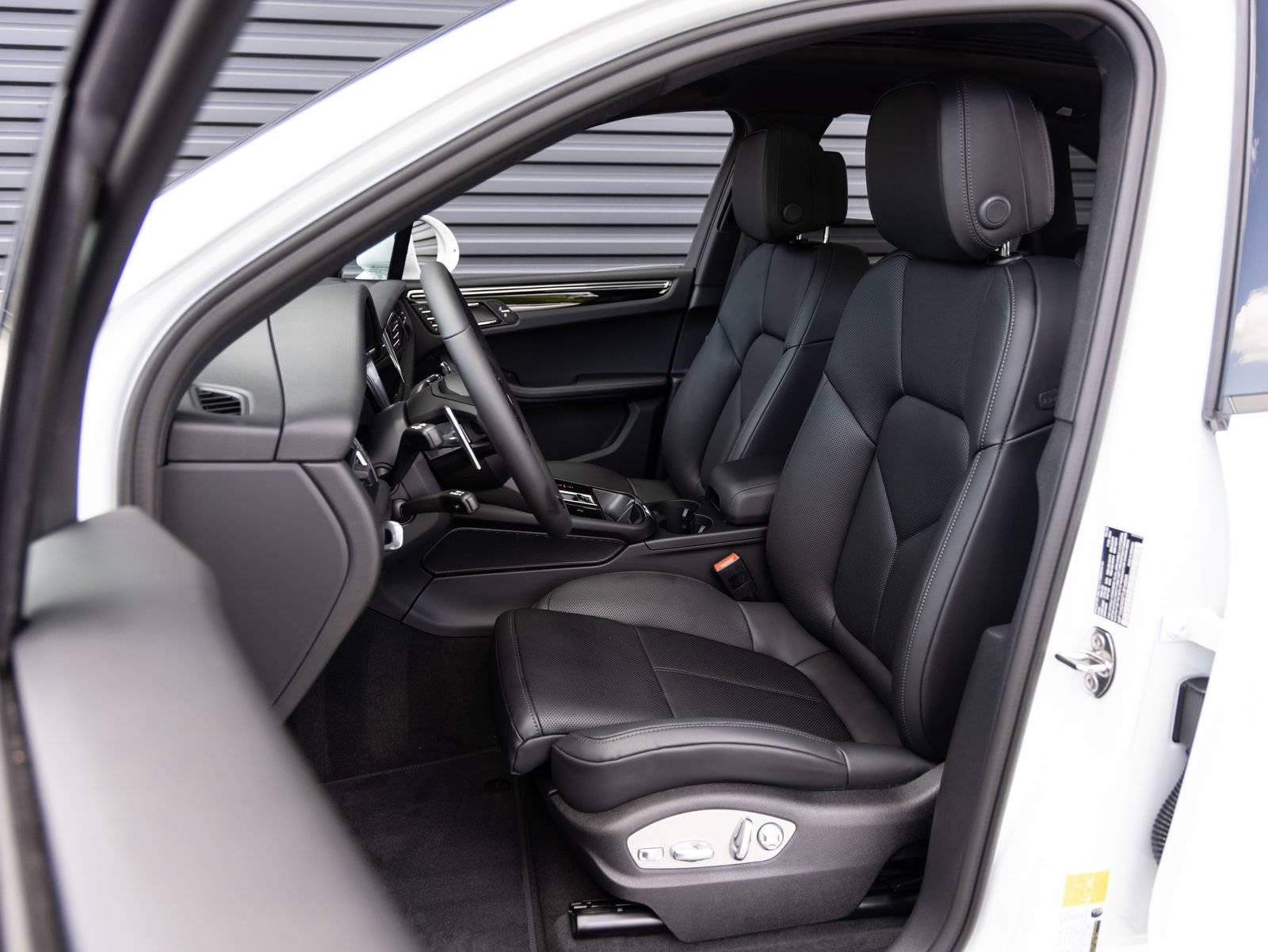 Certified 2026 Porsche Macan AWD/4WD image 5