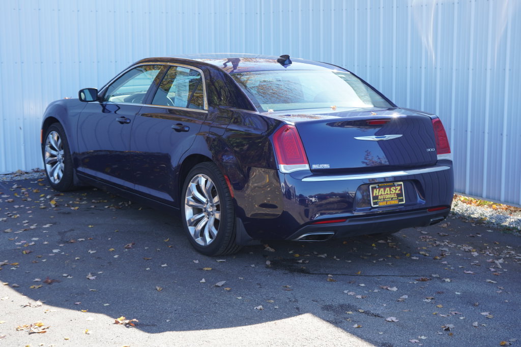 Used 2017 Chrysler 300 Limited w/ Value Package RWD image 4
