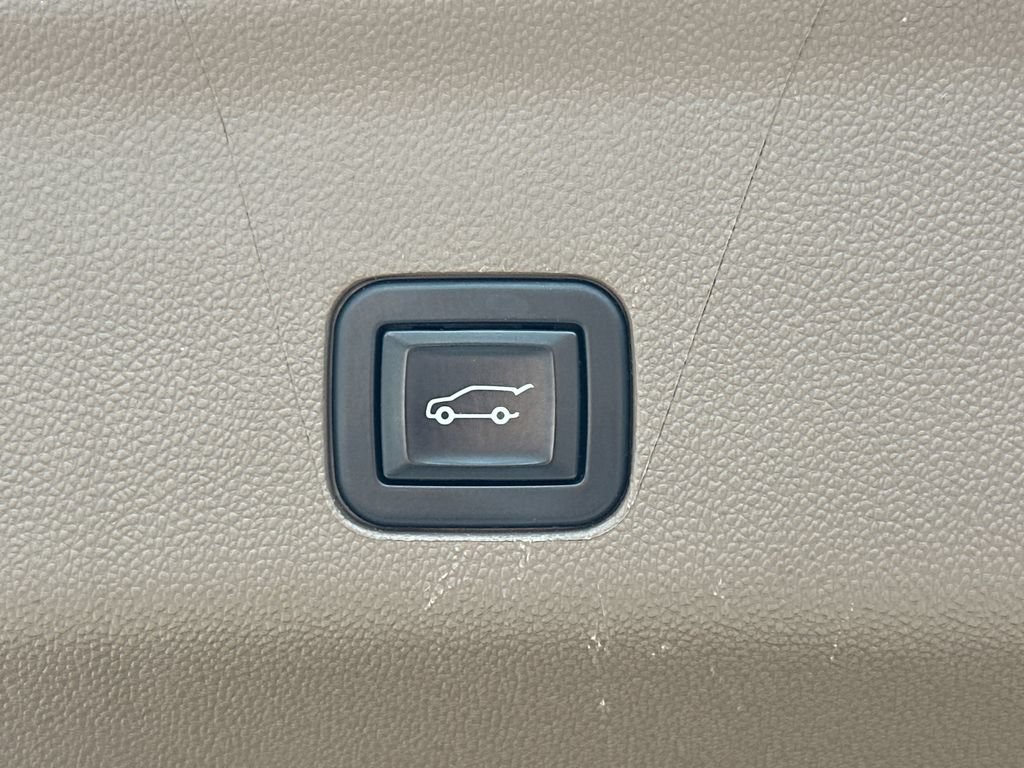 Used 2022 GMC Yukon Denali RWD image 16