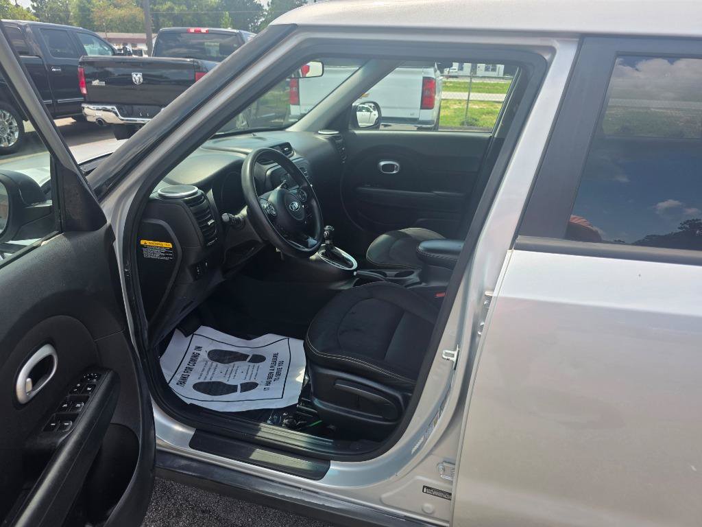 Used 2016 Kia Soul + FWD image 5