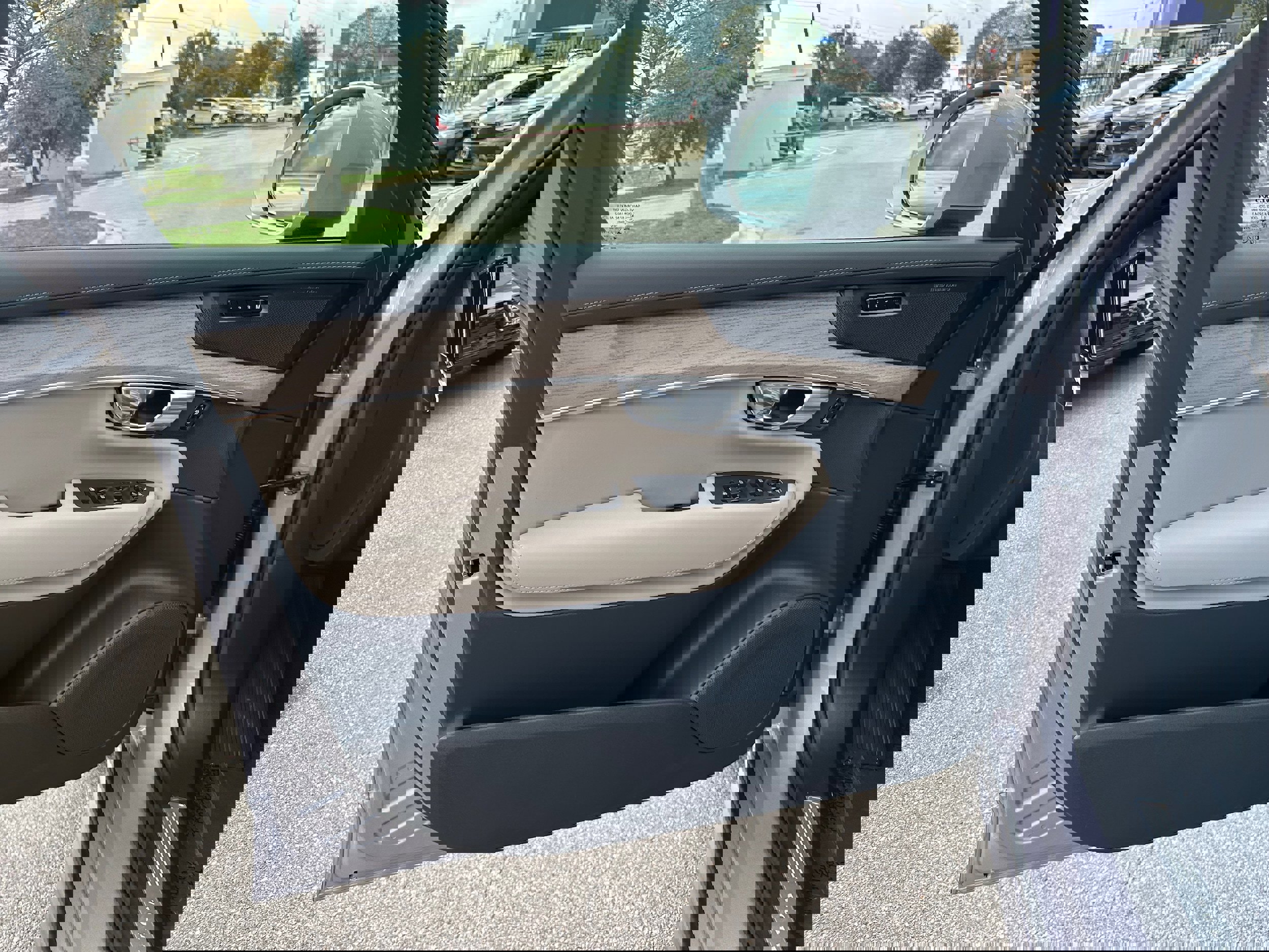 New 2026 Volvo XC90 B6 Plus w/ Protection Package Premier image 18