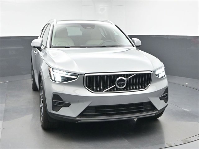 Used 2024 Volvo XC40 B5 Plus image 2