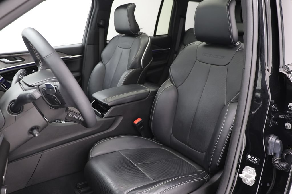 Used 2023 Jeep Grand Cherokee Overland w/ Luxury Tech Group IV AWD/4WD image 16