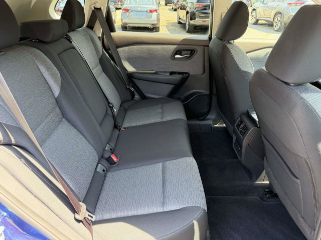 Used 2023 Nissan Rogue SV AWD/4WD image 13