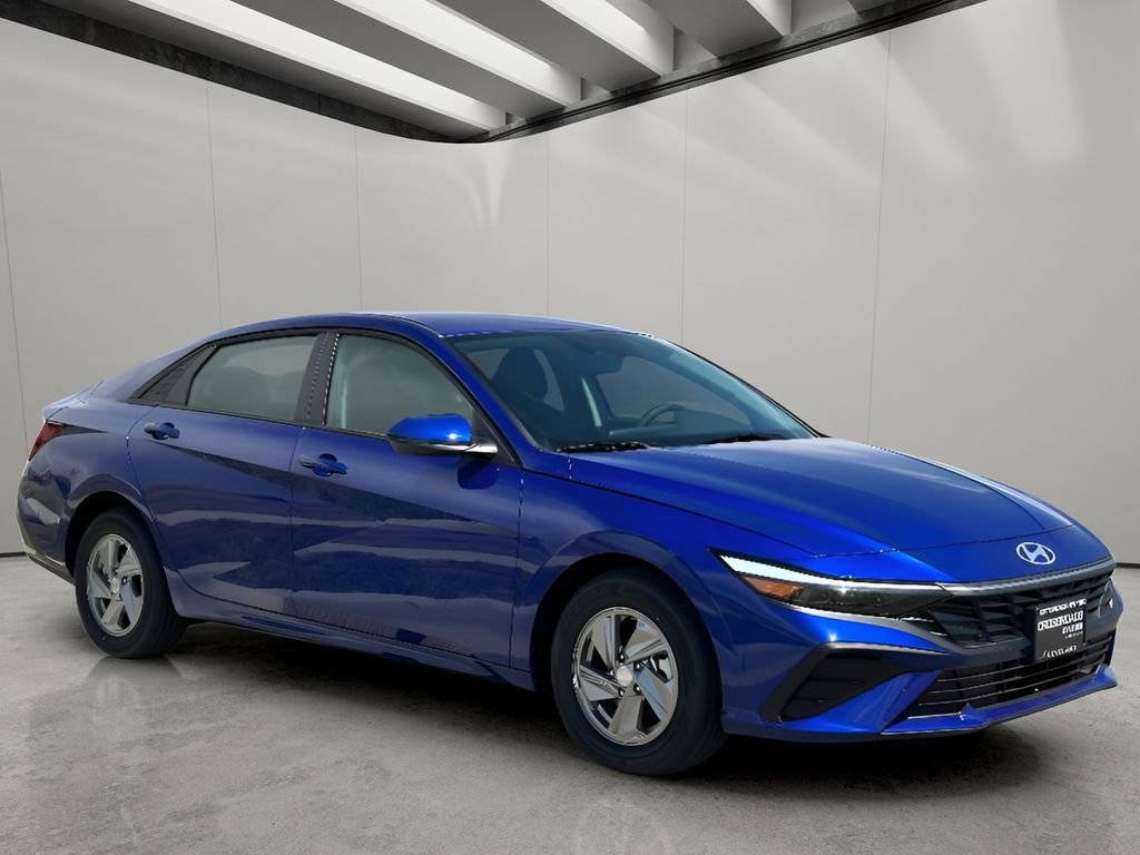 Used 2025 Hyundai Elantra SE w/ Cargo Package image 5