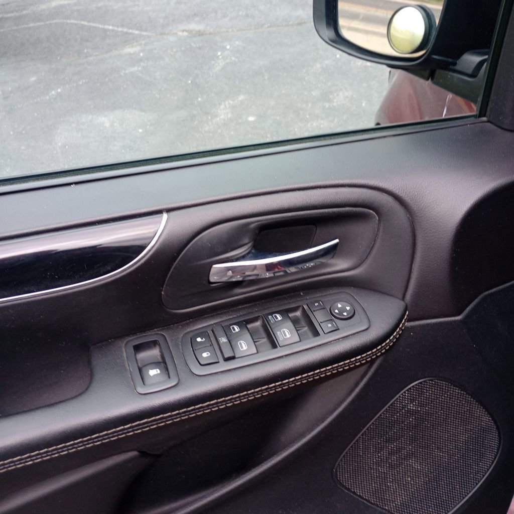 Used 2018 Dodge Grand Caravan SXT w/ Driver Convenience Group image 12
