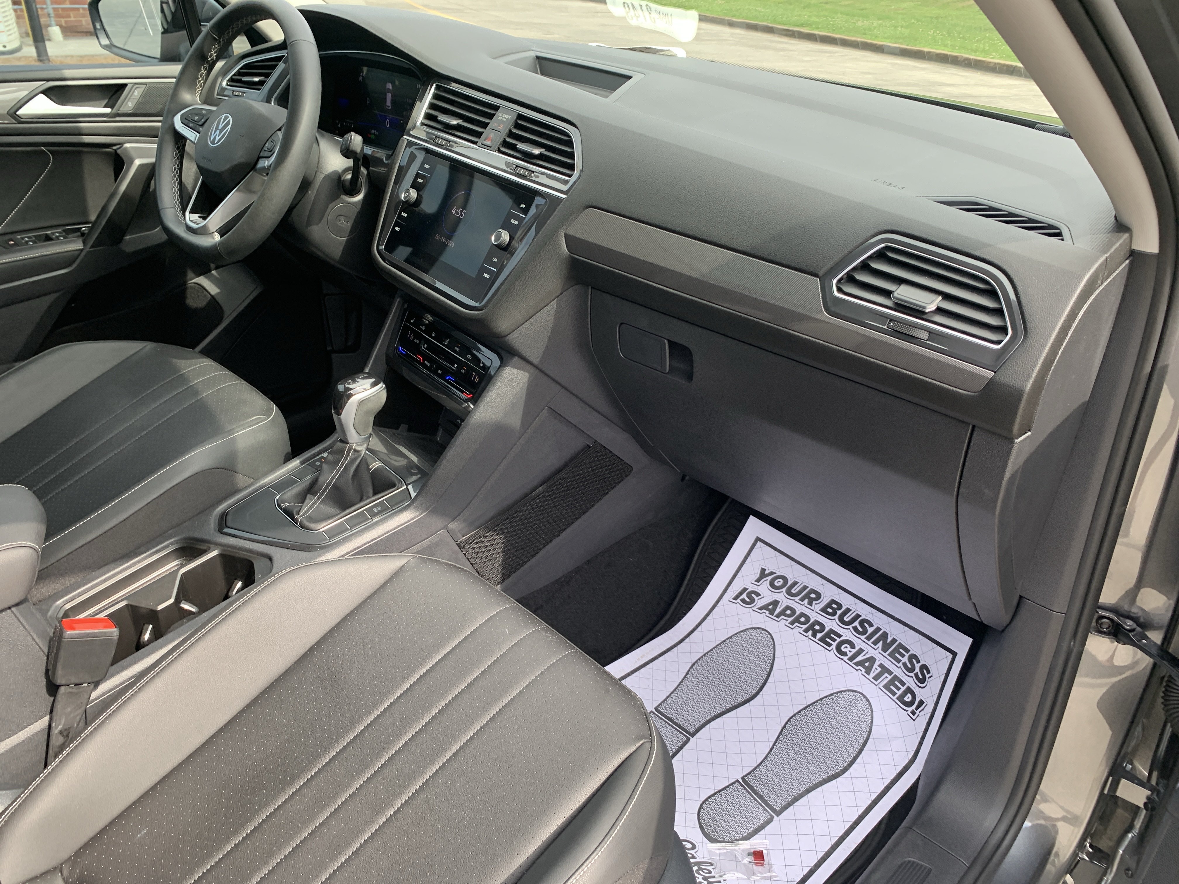 Used 2023 Volkswagen Tiguan SE w/ Panoramic Sunroof Package FWD image 35