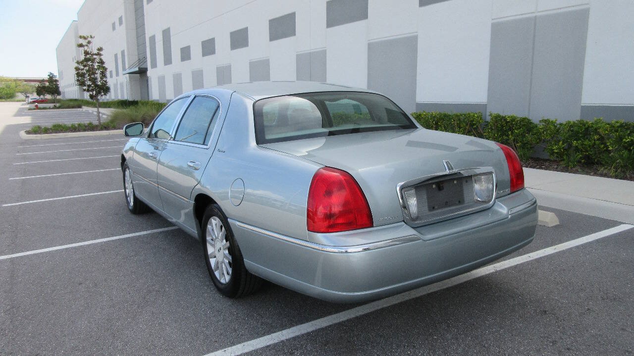Used 2007 Lincoln Town Car Signature RWD image 3