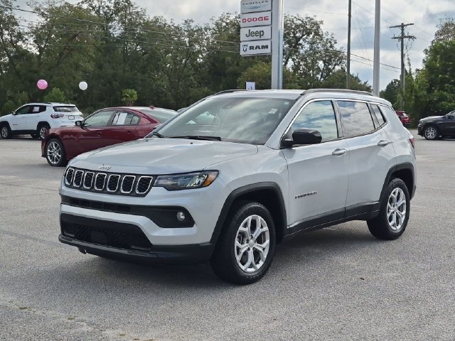 Used 2024 Jeep Compass Latitude AWD/4WD image 7