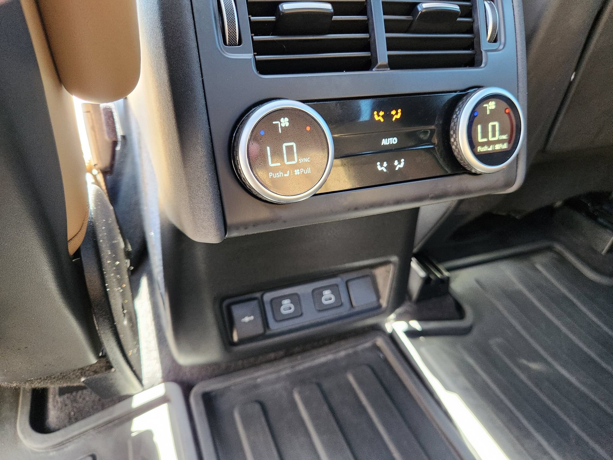 Used 2025 Land Rover Discovery Dynamic SE AWD/4WD image 12