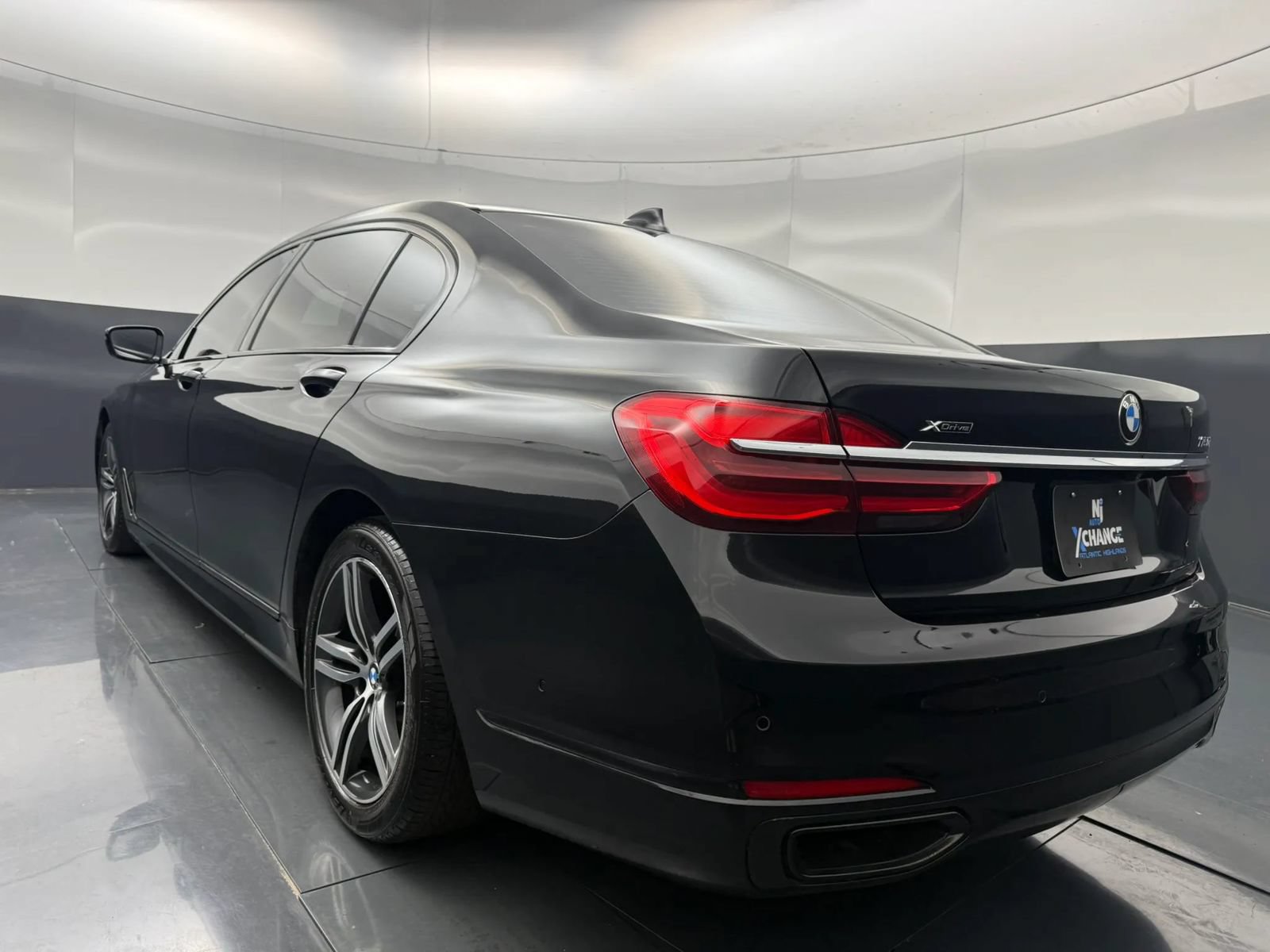 Used 2019 BMW 750i xDrive w/ Executive Package AWD/4WD image 4