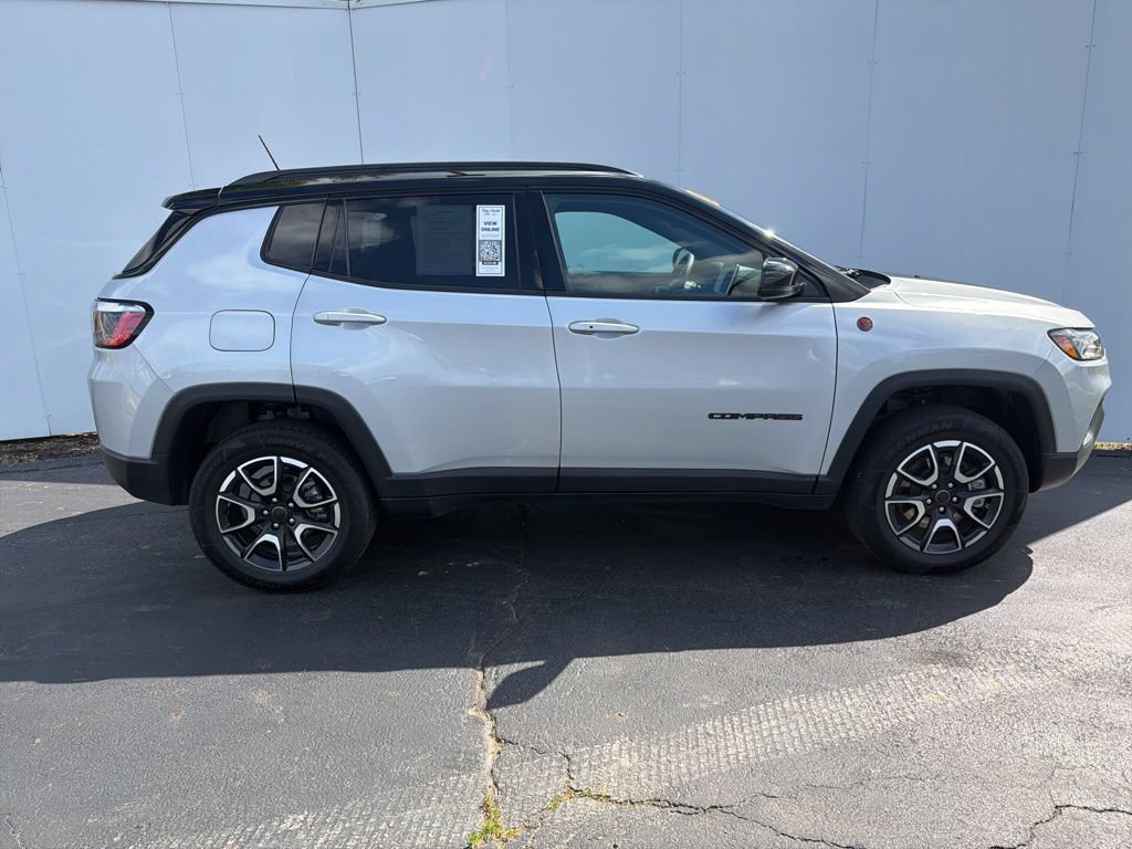 Used 2025 Jeep Compass Trailhawk AWD/4WD image 2