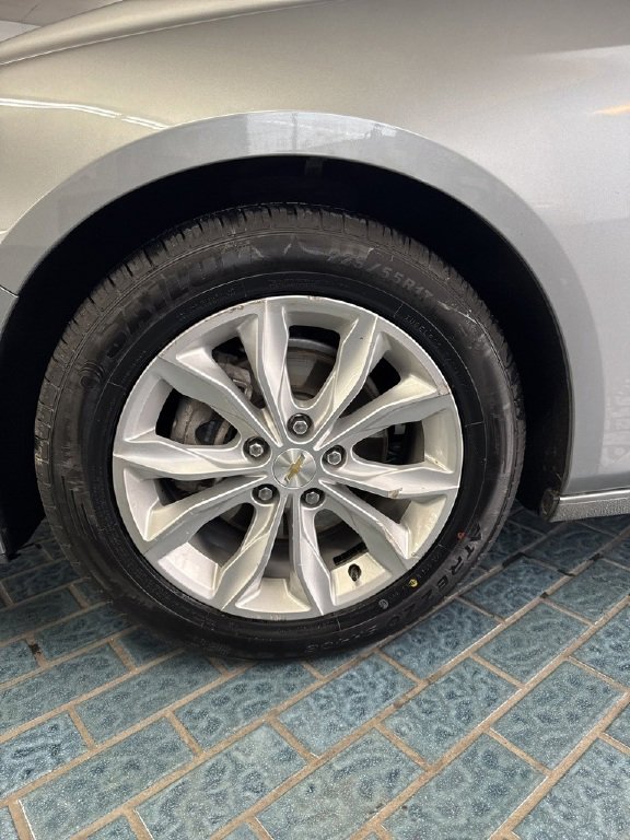 Used 2025 Chevrolet Malibu LT image 2