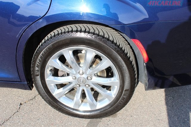 Used 2017 Chrysler 300 Limited AWD/4WD image 32
